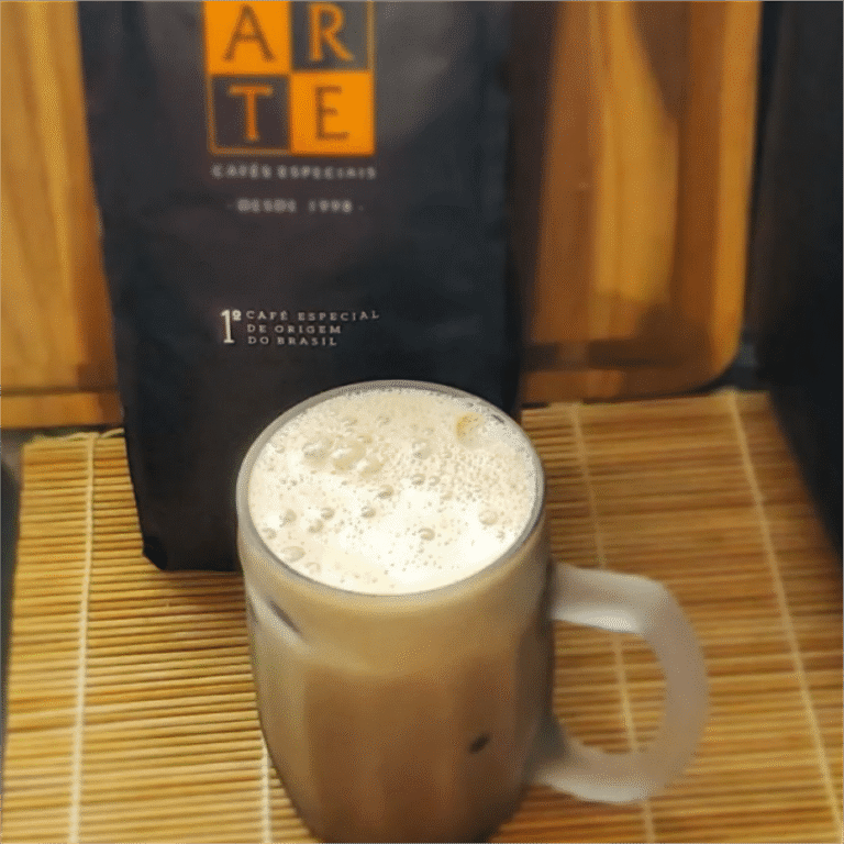 Receita: Café gelado com leite de macadâmias e especiarias